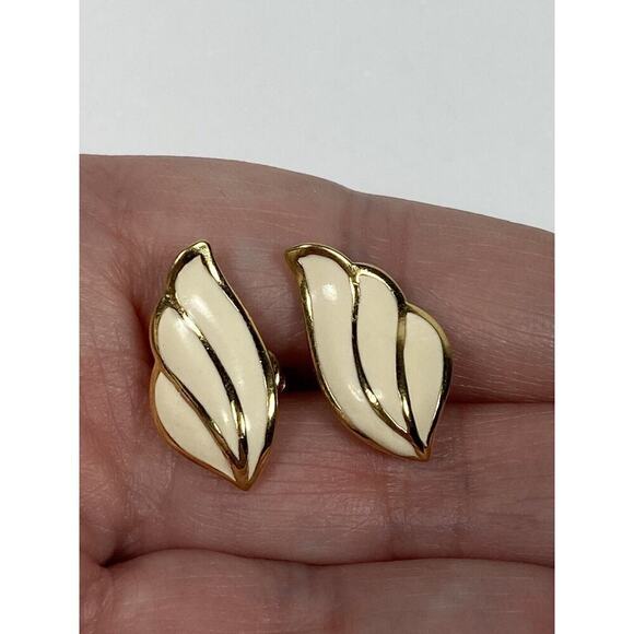 MONET Earrings Wing Cream Enamel Gold Tone. Vintage Signed - Picture 4 of 15